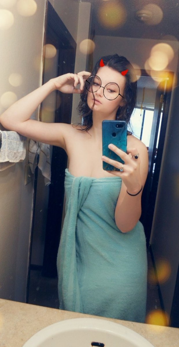 CuteSnowAngel1's tweet photo. Hi fuckers it's been a damn min. Tell me I'm sexy and follow me on @friskvip. I have plenty of uncensored stuff for subs 😘🥵 give me a reason to post more. K thanks byyyyye. https://t.co/Fbvz1OYIp7