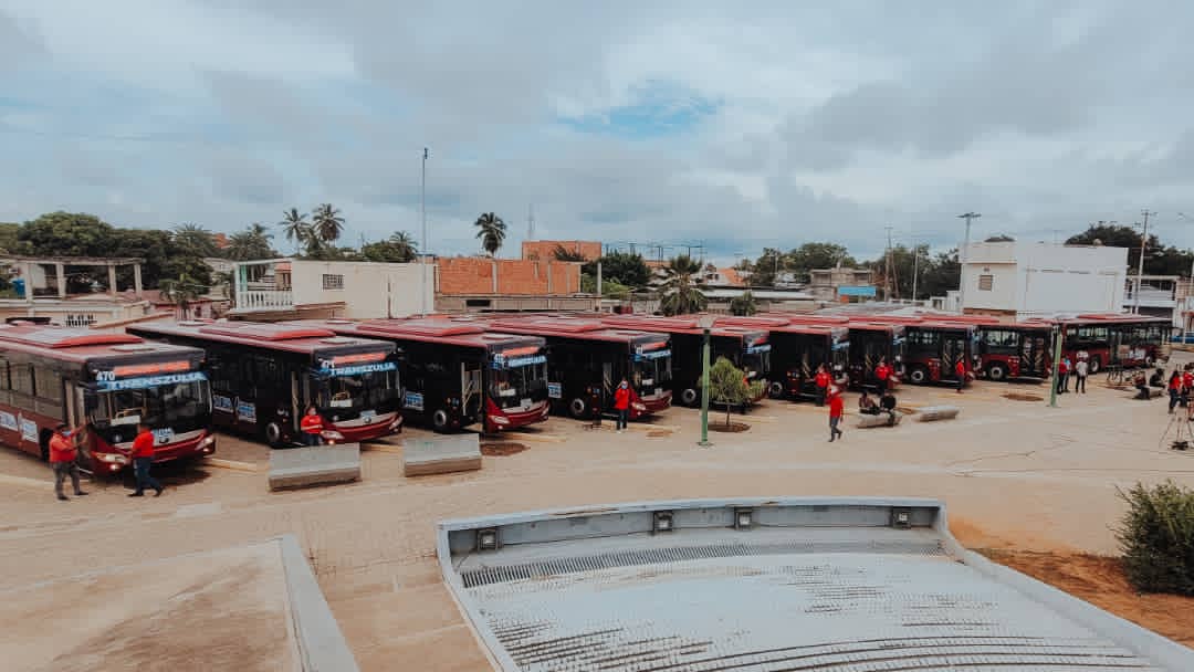 Gobernador @omarprietogob, activó 10 ruta TransZulia que conectará los siete municipios de la Costa Oriental del Lago activó con 10 autobuses Youtong la ruta de transporte TransZulia que conectará a los 7 municipios de la Costa Oriental del Lago. 
#02Nov