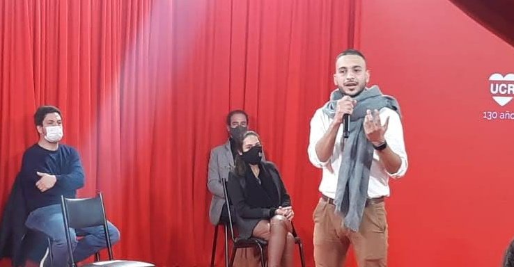 ptgucr's tweet photo. @agustindrombola @GugaLusto @mpvischi @LegisCABA @UCRCapital Durante lo peor de la Pandemia, @agustindrombola y cientos de pibes y pibas de la @jradicalcaba, atendieron #HotelesCovid, el #OperativoDetectar, estuvieron y están en los #Vacunatorios, llevaron ayuda.
Gestión y #COMPROMISO. El 14/11 es #JxC #EsConTetaz #EsConCarla
#UCR🇵🇱. https://t.co/txfadLFl0L