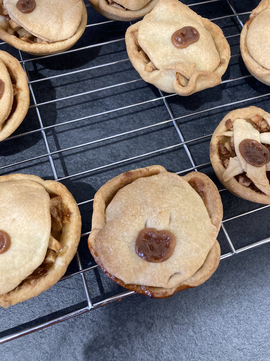 S_R0BINS0N's tweet photo. @BritishBakeOff @tomallencomedy the children &amp; I used some apples from the tree to make mini apple pies with toffee pieces on top... this one unintentionally ended up looking like a very worried bear! Worried he won’t stick around very long probably!! 🤷🏼‍♀️🐻😕😂 #ExtraSlice #gbbo https://t.co/QVSlXLQGbN