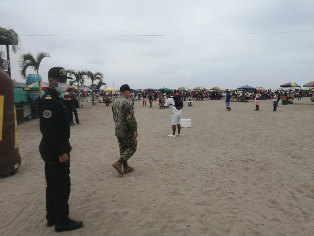 armada_ecuador's tweet photo. #ElOro | Capitanía de Puerto Bolívar y el Batallón de Infantería de Marina Jambelí, durante este feriado ha desplegado sus medios y su personal en el control de muelles y en las playas de Jambelí, Bajo Alto brindado seguridad y control a los turistas. #UCSORO https://t.co/8o79ZfLSHg