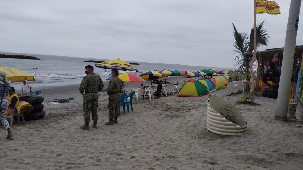 armada_ecuador's tweet photo. #ElOro | Capitanía de Puerto Bolívar y el Batallón de Infantería de Marina Jambelí, durante este feriado ha desplegado sus medios y su personal en el control de muelles y en las playas de Jambelí, Bajo Alto brindado seguridad y control a los turistas. #UCSORO https://t.co/8o79ZfLSHg