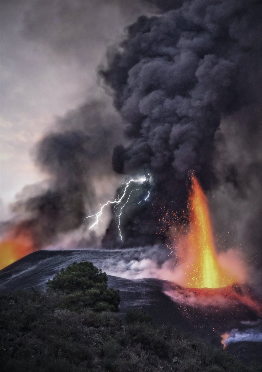 CRCiencia's tweet photo. La #ErupciónLaPalma nos está dejando imágenes espectaculares, pero esta donde se combinan a un tiempo lava, cenizas, rayos y humo es difícil de superar
(Eduardo García, 2021) https://t.co/NvKnVE1Thh