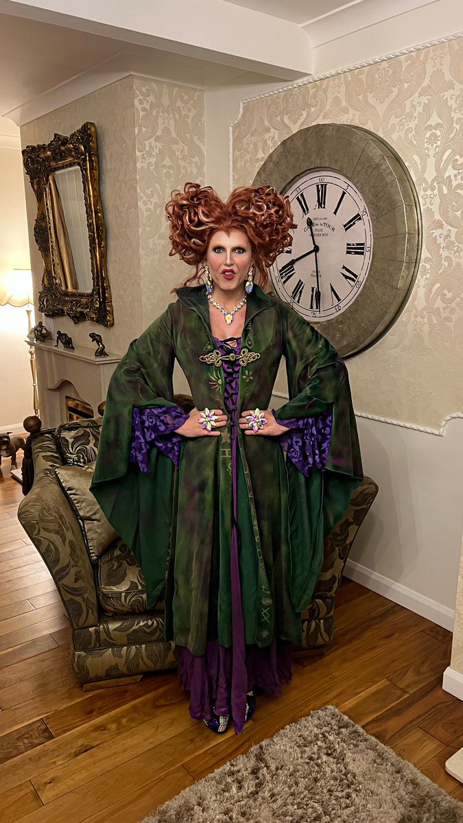 "Hello, Salem! My name is Winifred! What's yours?"
Booooooooookkkkkk. Happy Belated Halloween 👻 xXx Miss Tess Tickle xXx #HocusPocus #drag #winifredsanderson