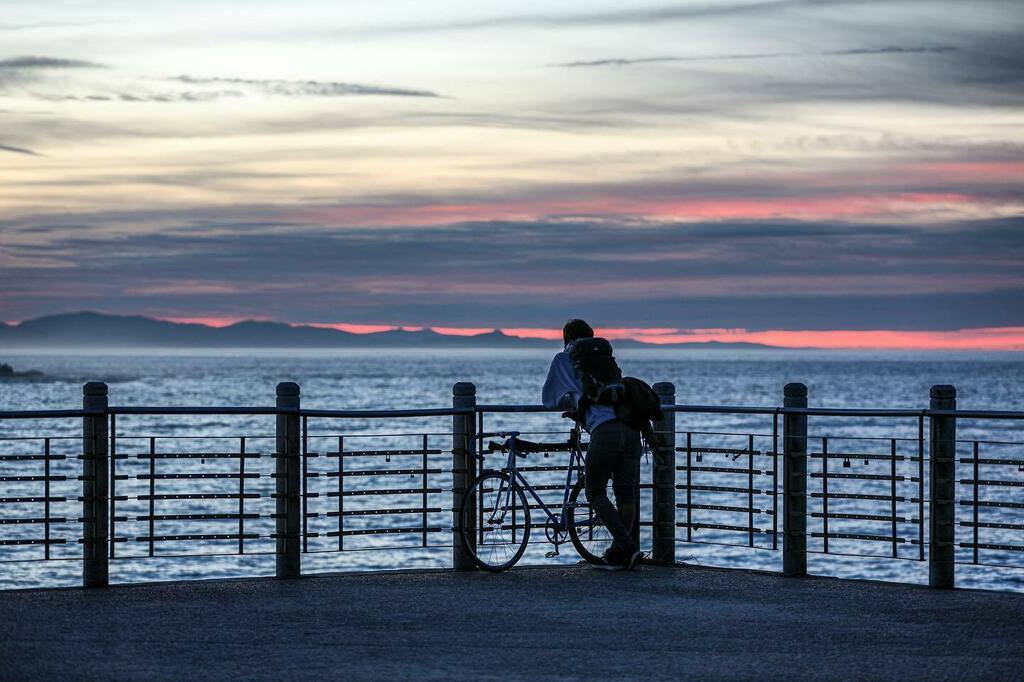 enzus's tweet photo. Please dismount your bicycle to enjoy the sunset
.
.
.
.
#bikelife #sunsetphotography #panorama #donostia #sea #nature #donostiasansebastian #SPiCollective #thestreetphotographyhub #eyeshotmag #burnmagazine #streetizm #dpsp_street #streetphotography #street_photo_club #ig_st… https://t.co/prMXFWyhnu