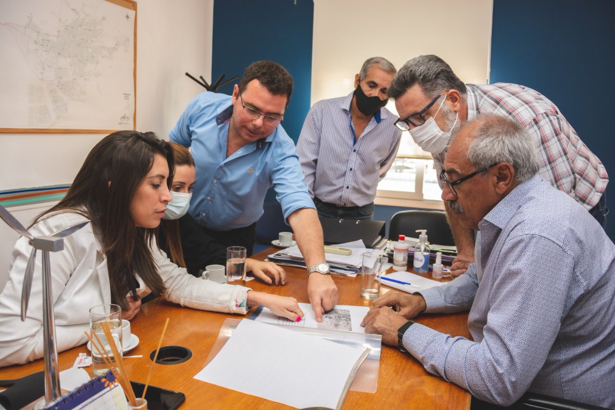 LegislaturaLR's tweet photo. 💧. La vicegob @Florelop junto a la Int. d Arauco @viyilopezz definieron con el @MinAguaYEnergia @AdolfoScaglioni la concreción de obras hídricas que significarán una solución definitiva a la problemática del agua potable en el Dpto. Mañana se inician los trabajos para tal fin. https://t.co/i6qJ7LP4Tl