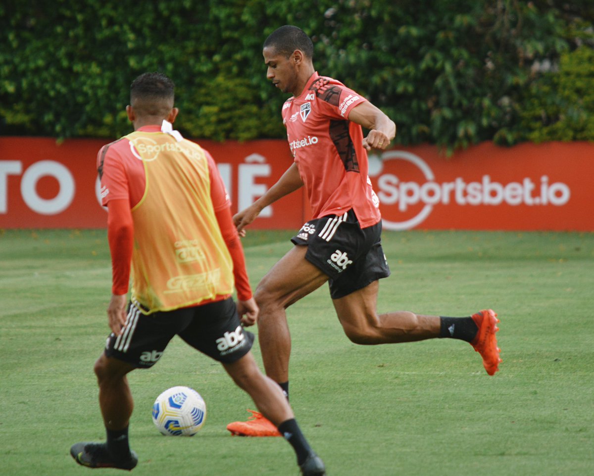SaoPauloFC's tweet photo. 😀🆕

Em recuperação de um entorse no tornozelo direito, Nestor participou do coletivo ao lado dos atletas que não atuaram os 90 minutos contra o Internacional.

🚆 A atividade contou com a presença do Sub-20.

#MadeInCotia
#VamosSãoPaulo 🇾🇪

📸 Erico Leonan https://t.co/7g0cxn5nVO