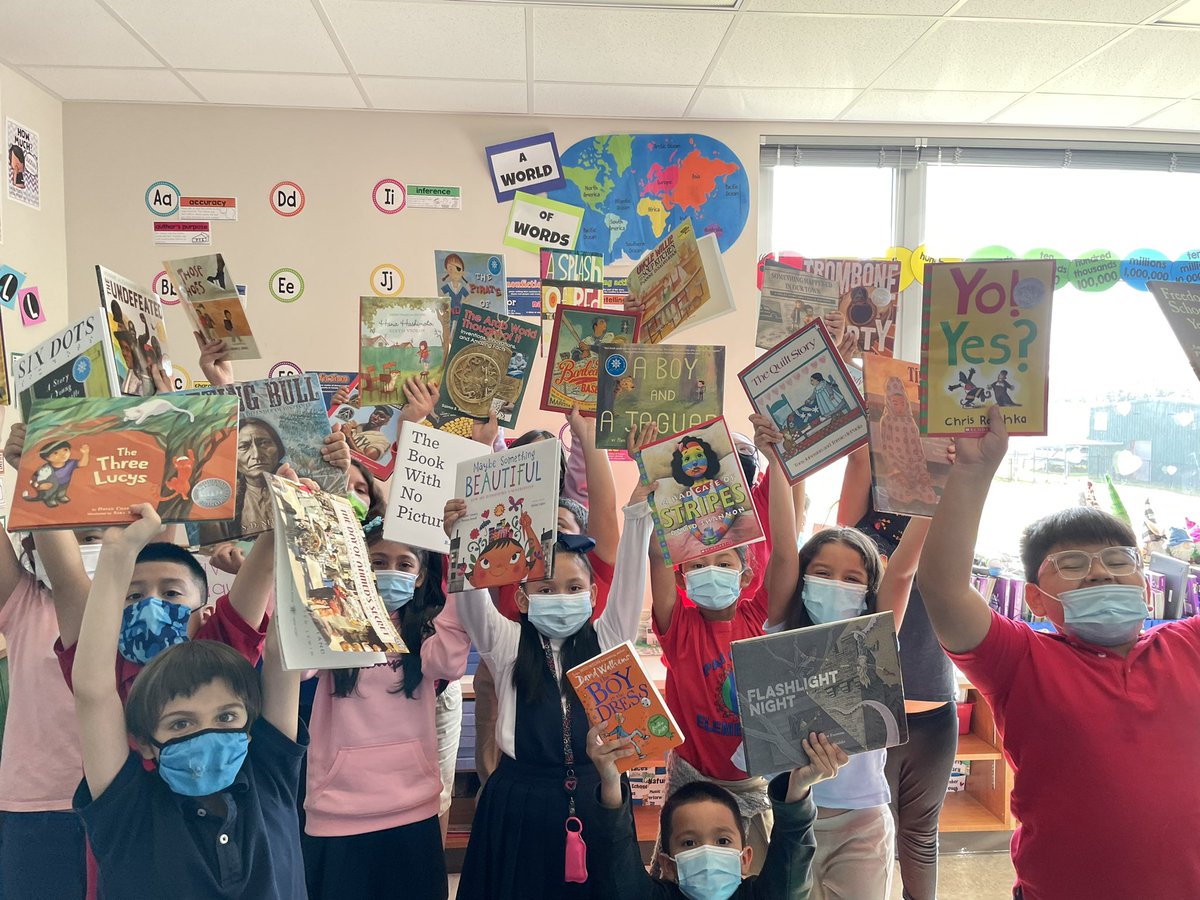 ExcELLinthird's tweet photo. Over the weekend my pie-in-the-sky dream reading corner wishlist from @DonorsChoose was so generously fulfilled by one amazing donor. We celebrated by unboxing dozens of new books today in addition to a new reading bench and pillows! 📚🌟💕 https://t.co/1wYQHQzpsb