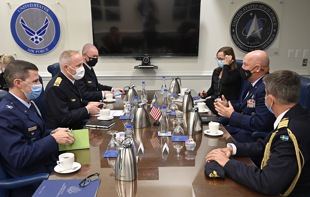 Great visit w/Swedish Air Force commander Maj. Gen. Carl-Johan Edström! We had a terrific discussion about our bilateral cooperation & many shared interests in the space domain! #PartnersinSpace #SemperSupra