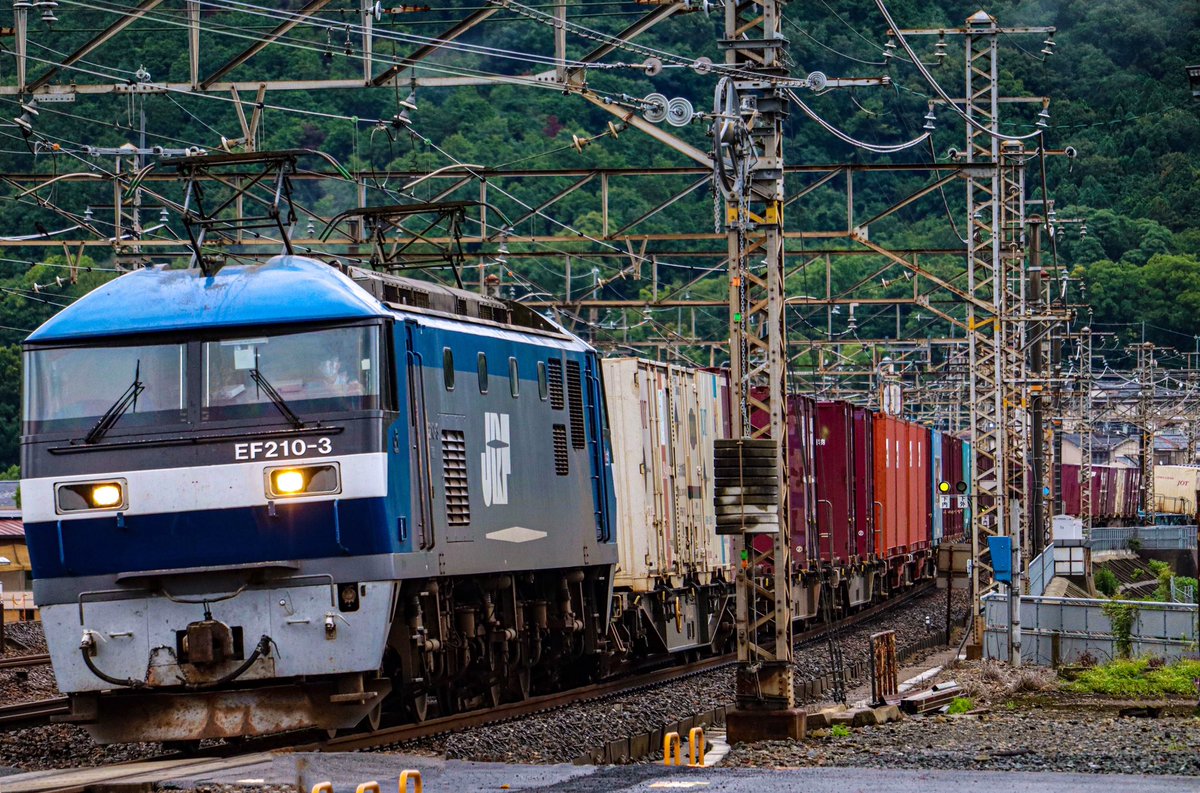 522_kiyo's tweet photo. おはようございます😊
11月3日と言う事で桃太郎3号機🍑
#EF2103 #EF210 #岡山機関区 #貨物列車 #電気機関車 https://t.co/E55gisqSPu
