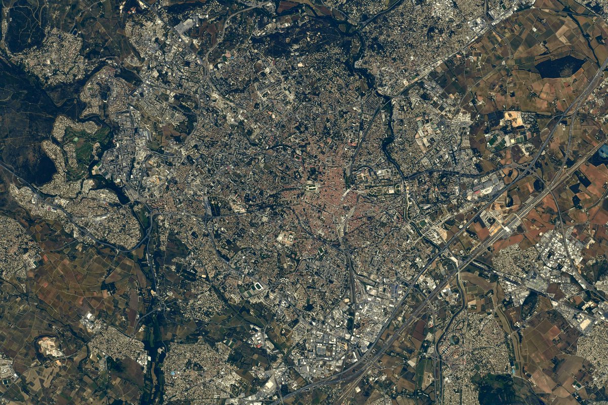 #UnJourUneVille🇫🇷 Montpellier : on reconnait les toits rouges de l'Écusson, les formes symétriques du quartier Antigone et le Peyrou depuis lequel on voit jusqu'à la mer ! 
.
Montpellier, you can see the red roofs on the houses of the Écusson old town. #MissionAlpha