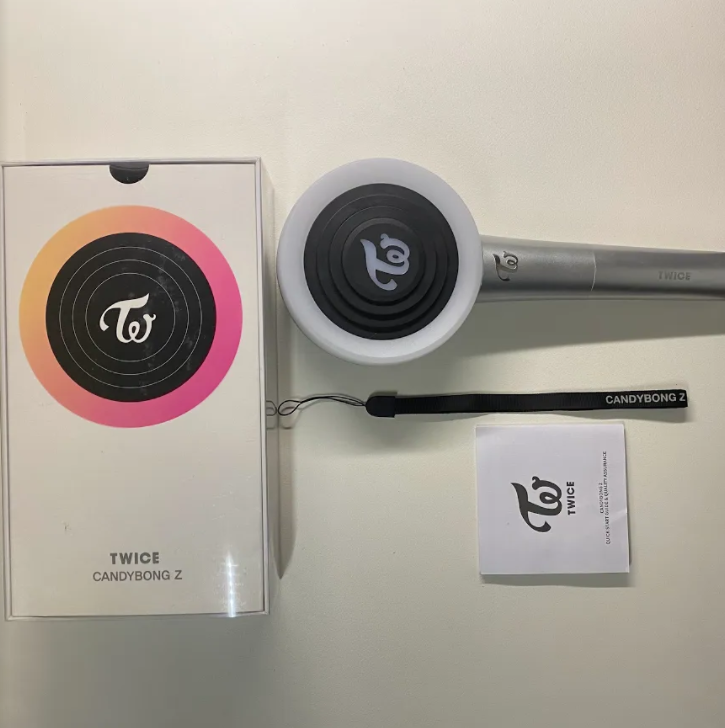 ddaengkart's tweet photo. ❥ wts lfb #diasells — TWICE Candy Bong Z
» P2000; P1900 if payo
» outbox condition: 9.5/10
» lightstick condition: 9.5/10
» inclusions: lightstick, strap, manual, NO Battery holder box 
» payo/3 days reservation
» read carrd before u transact ☻
» reply "mine" or dm to claim! https://t.co/4Ym08Im36O