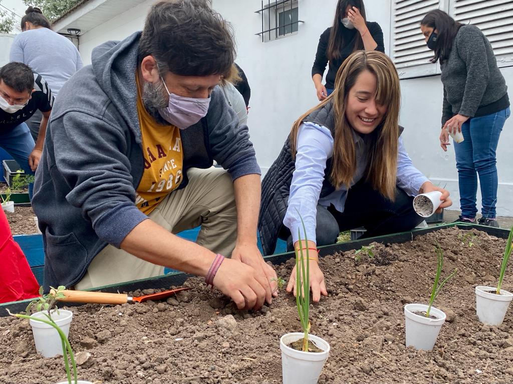 ArieldelEvita's tweet photo. La cultura del descarte dejó a miles y miles en los márgenes del sistema.

Cada compañero y compañera de la Economía Popular que inventa su trabajo y logra producir cada día una nueva experiencia de organización comunitaria es un ejemplo del mundo que queremos y podemos construir https://t.co/WauxA7So6y