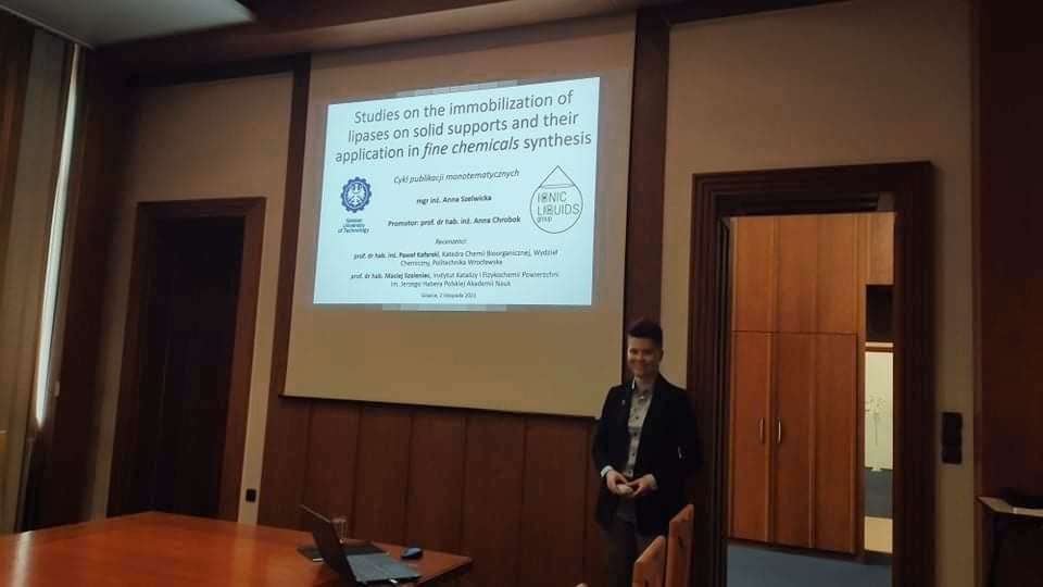anna_szelwicka's tweet photo. I'm thrilled to announce I've just successfully defended my PhD thesis. Many thanks to my supervisor - prof. Anna Chrobok and to all members of @ChrobokGroup. And now it's time for new challenges! https://t.co/uqej4QlLsB