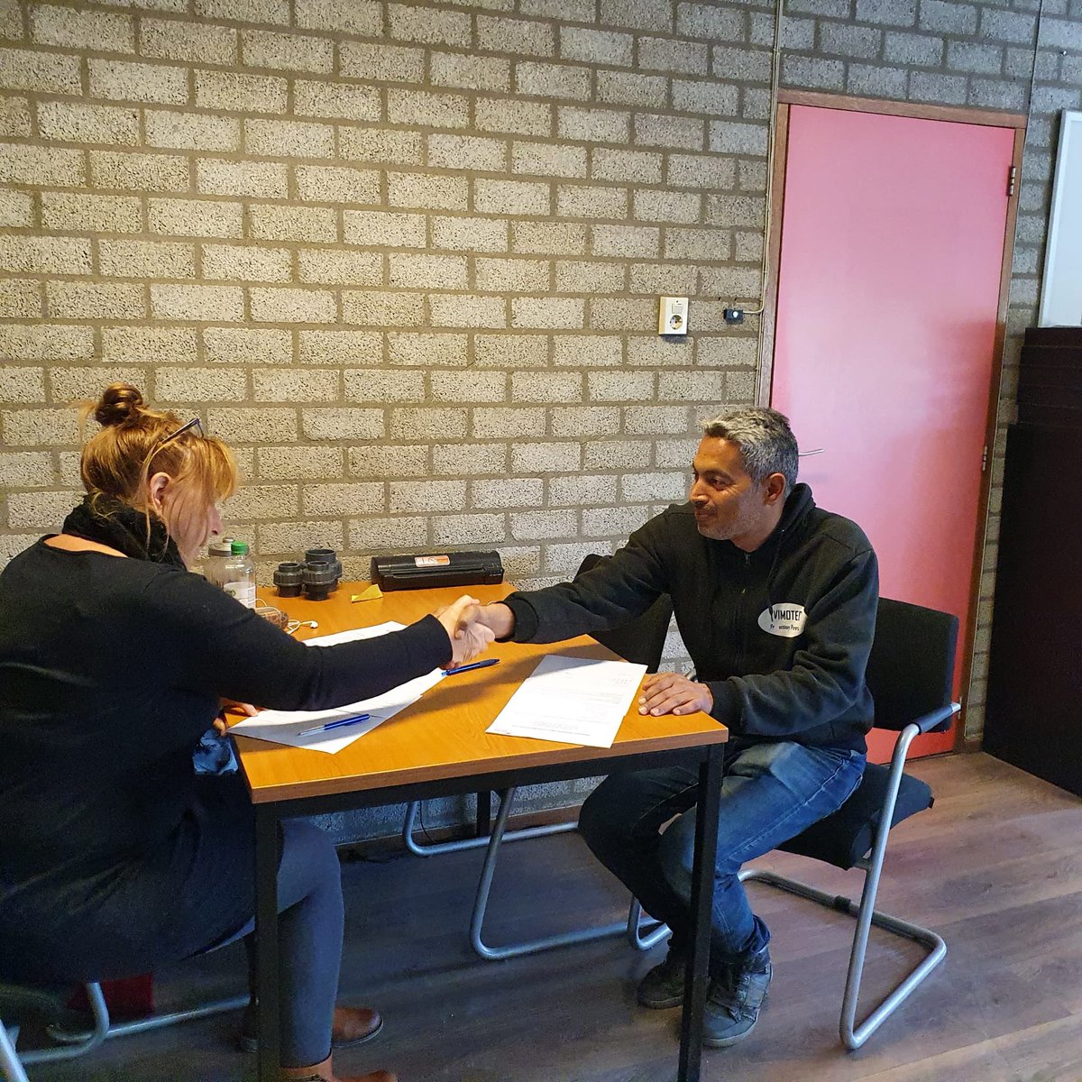 SocialeMoestuin's tweet photo. 1-11-21 tekende twee heren hun contract bij de #socialemoestuin
Bedankt #vimotec en #baanbrekenddrechtsteden. Samen maken we het verschil!
#inclusie #Kansen #samendemoestuin https://t.co/6YRQdhRvIw