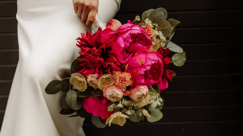 Calling all Dallas brides! We're having our first ever floral pop-up at the ByWatters pop-up event at West Village Dallas, TX. Come stop by and see 8 of our Bridal Bouquets on display! Hope to see you there 👋

For more info on the event head to-- >
l8r.it/YYlS