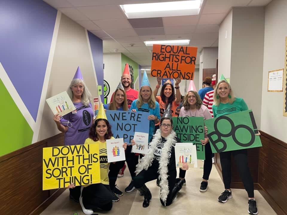 MrsPerezlibrary's tweet photo. Just catching up ….

The DLE book parade was amazing!  So fun to do this again!!

@DLE_Lions 
@FBISD_Libraries https://t.co/ixOnJGRvQi
