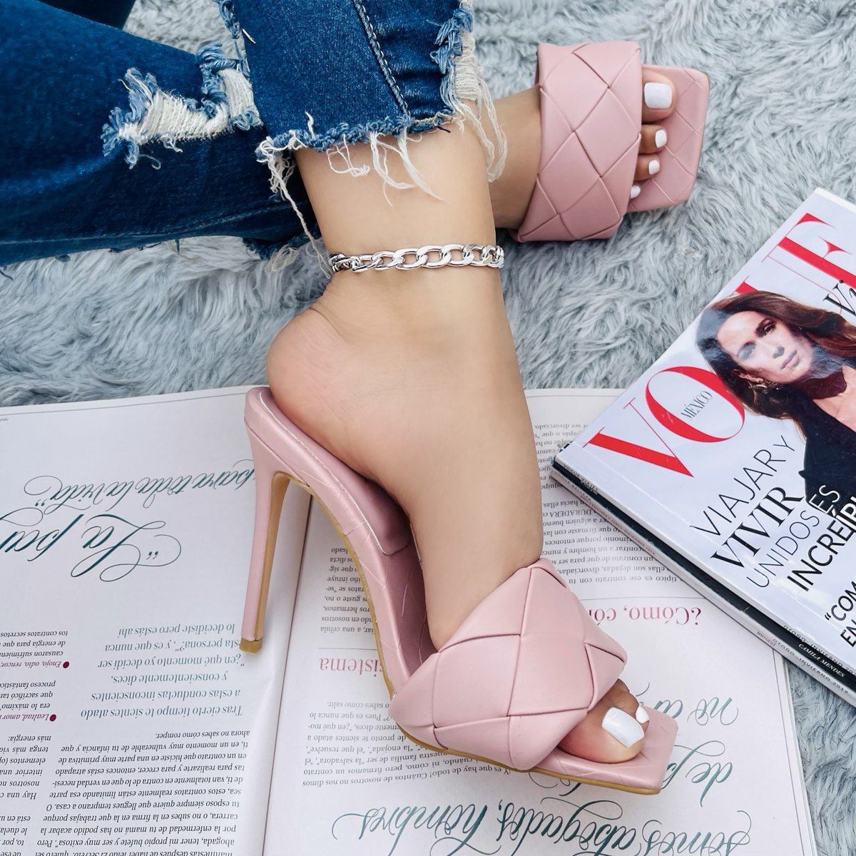 💕 ¿Te imaginas lo “classy” y “fashion” que te vas a ver con estos #tacones ?
.
Style: BANDIT BLUSH 
.
#myshoesmexico #myshoesmx #amoloszapatos #heels #heelsaddict #tacones #zapatillas #zapatos #zapatosmujer #igshoes