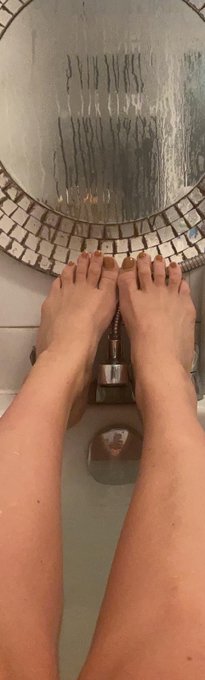 Feet pics for sale 🦶 👣 😘 https://t.co/1YXeKN2Gmy