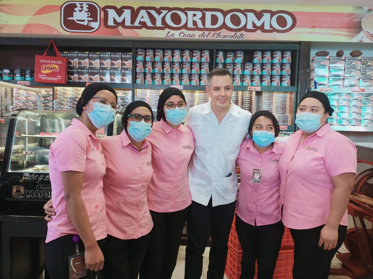DespiertaOaxWFM's tweet photo. El Gobernador de Oaxaca @alejandromurat siguiendo la tradición oaxaqueña acudió a una de las sucursales de Mayordomo por su chocolate, mole y pan, así también visitó el interior del Mercado 20 de Noviembre. 

Más detalles con @pastormatias02 e @IvanGonzalez977 en la 97.7 #Oaxaca https://t.co/s0MvTjb8dj