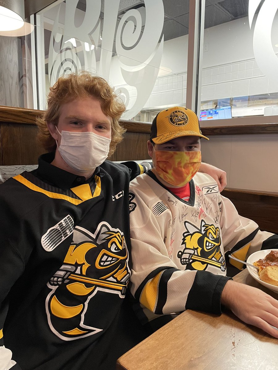 StingHockey's tweet photo. Hanging out at @bpsarnia tonight for Sting Serve You! 🍕 https://t.co/5xoNxAe6Fn