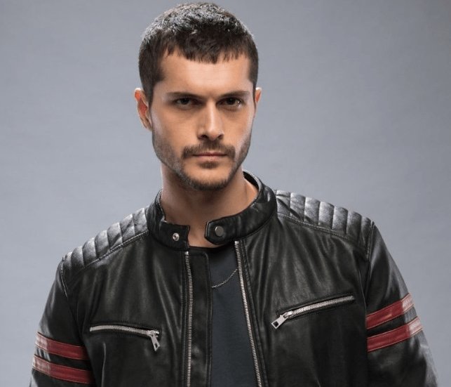 3 de Noviembre | Cumpleaños el talentoso actor #AlperenDuymaz 🎂💛

¡ Muchísimas felicidades, Alperen!