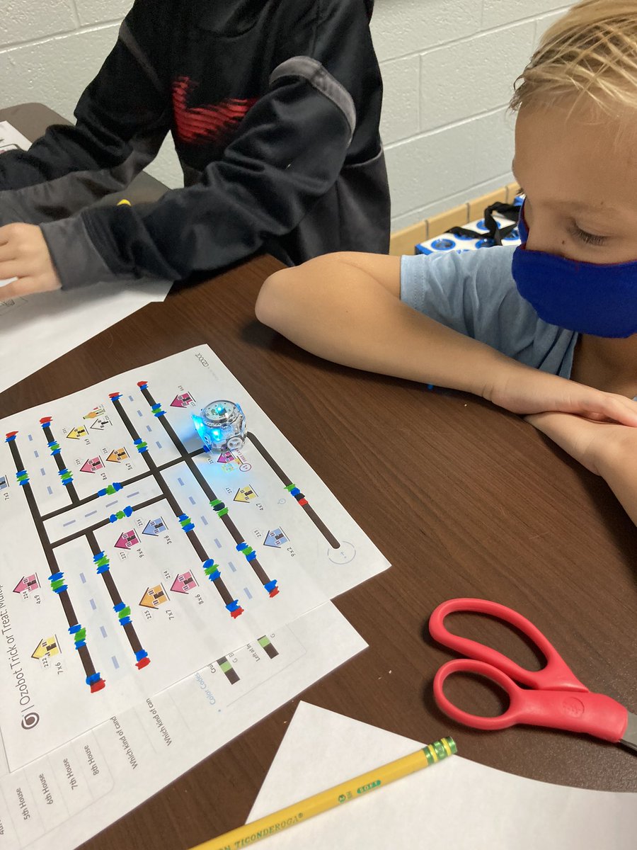 AprilSummey1's tweet photo. Second and fifth graders loved going trick or treating with the Ozobots while solving math problems. @hescubcats @Ozobot #coding https://t.co/y2LjnSqpKk