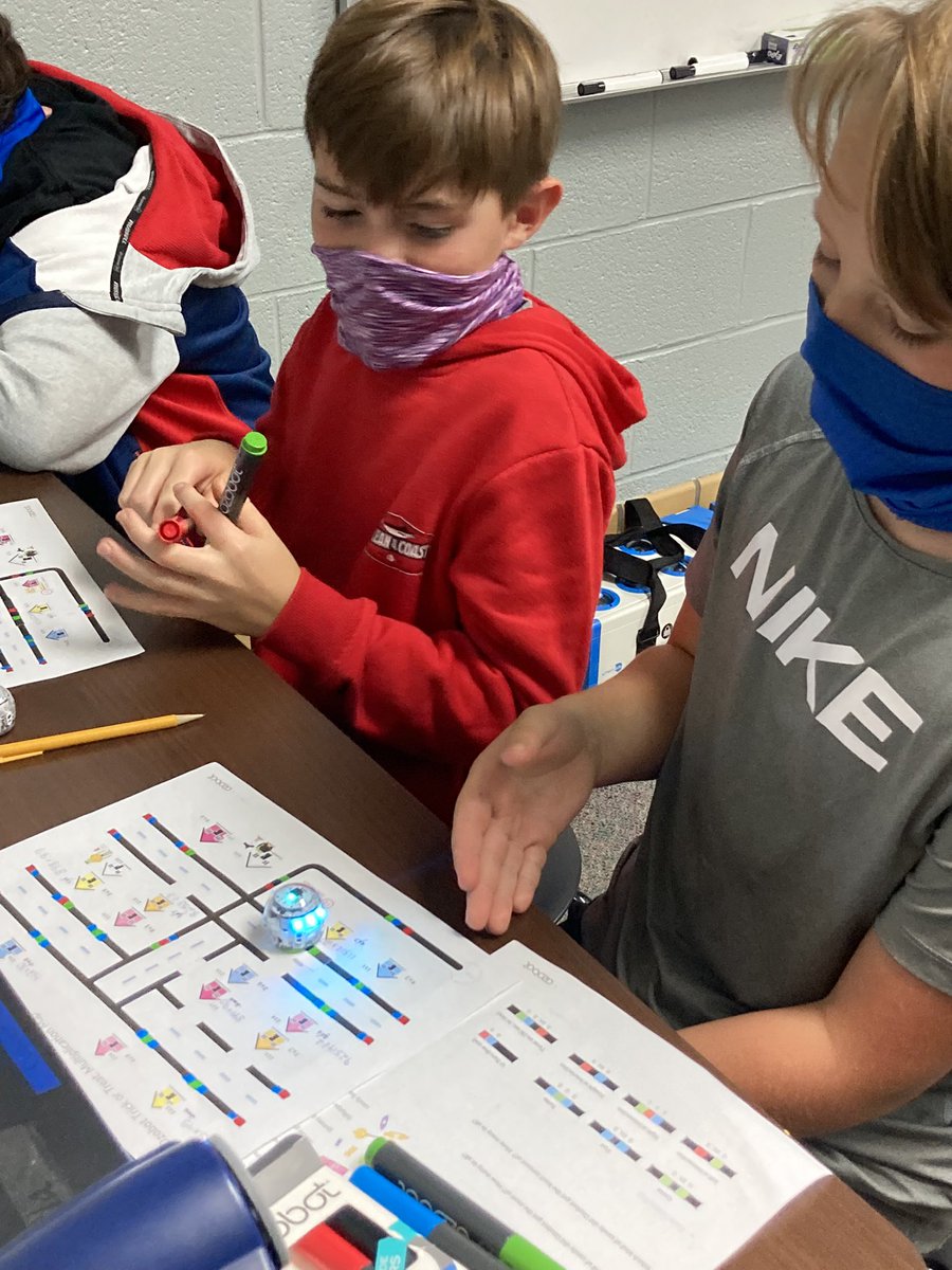 AprilSummey1's tweet photo. Second and fifth graders loved going trick or treating with the Ozobots while solving math problems. @hescubcats @Ozobot #coding https://t.co/y2LjnSqpKk