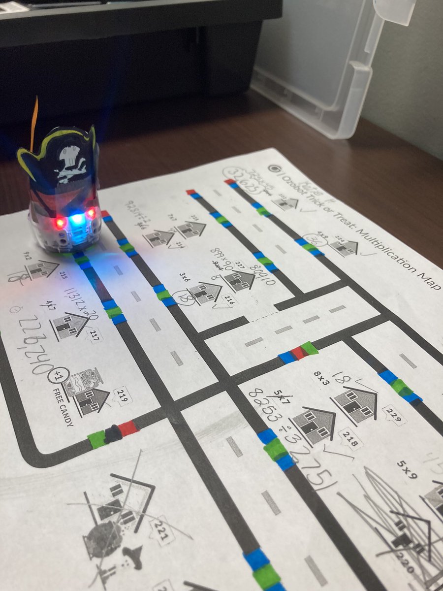 AprilSummey1's tweet photo. Second and fifth graders loved going trick or treating with the Ozobots while solving math problems. @hescubcats @Ozobot #coding https://t.co/y2LjnSqpKk