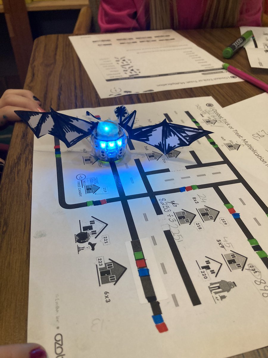 AprilSummey1's tweet photo. Second and fifth graders loved going trick or treating with the Ozobots while solving math problems. @hescubcats @Ozobot #coding https://t.co/y2LjnSqpKk