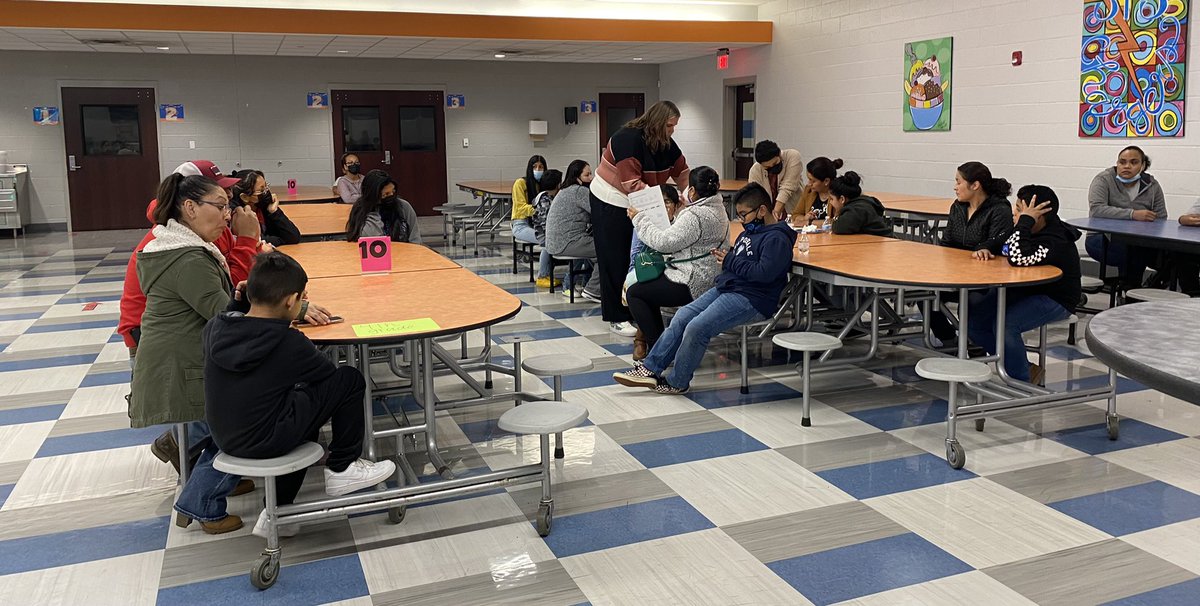 Nelson12Loren's tweet image. Our SIS EL Parent Night is in full swing! #TeamDCS #MakingItMatter @TweetDCS_SIS