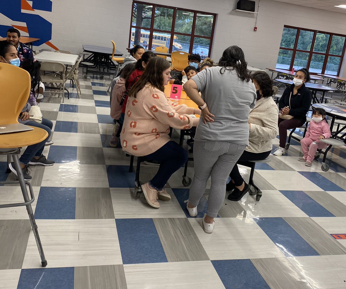 Nelson12Loren's tweet image. Our SIS EL Parent Night is in full swing! #TeamDCS #MakingItMatter @TweetDCS_SIS