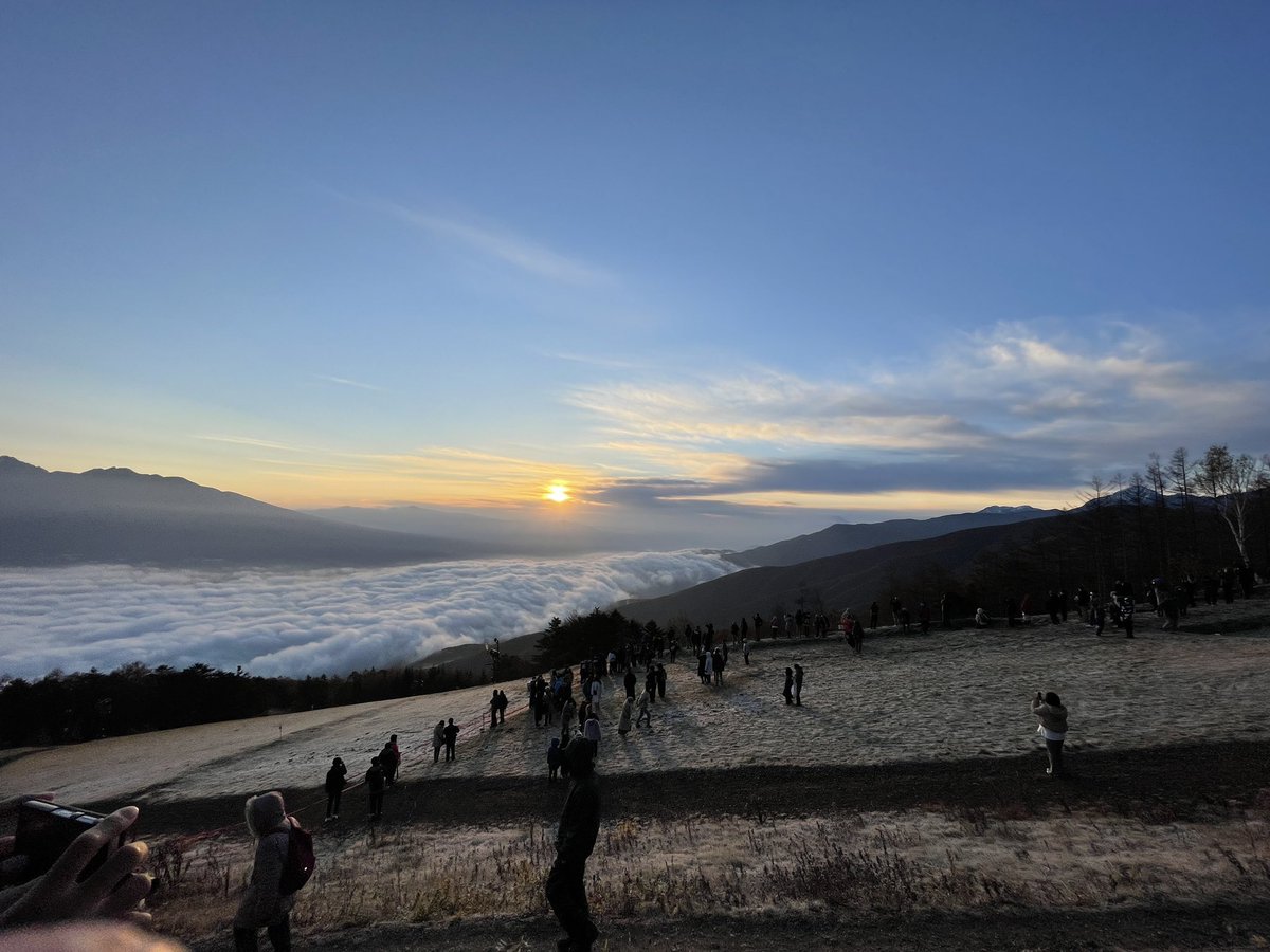 monmonomonomono's tweet photo. 雲海見ながら日の出と富士山 https://t.co/BiMyXA8YoD