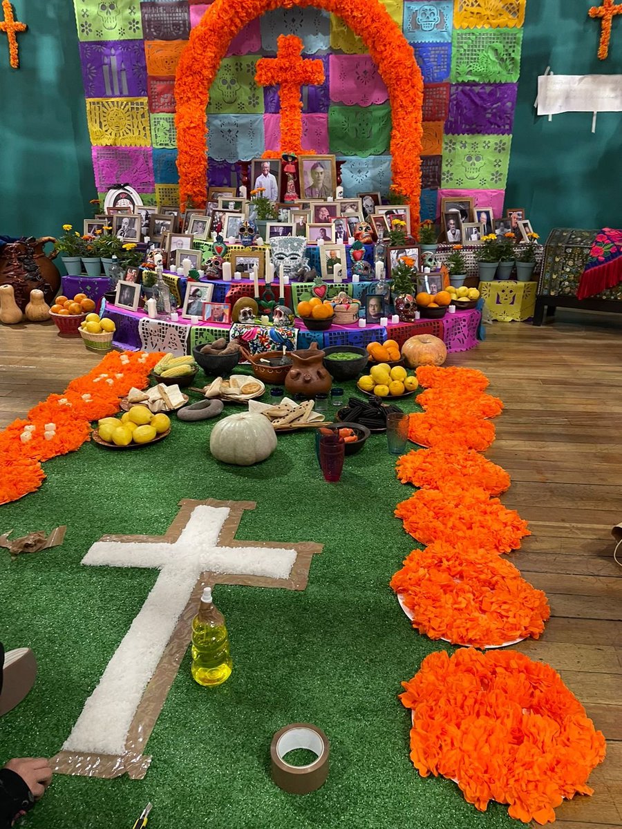 EmbaMexChi's tweet photo. Hoy inauguramos en el museo @artequin la exposición #DiaDeMuertos   con fotografías de los artistas Marco Bautista 🇲🇽 y Ángel Cristi 🇨🇱 y un altar dedicado a artistas chilenos y mexicanos, y a las víctimas de #COVID19. 
🏵🏵🏵🏵
¡Visítala hasta el 30 de enero de 2022! https://t.co/bOfZVWwfq3