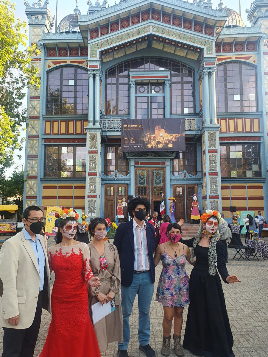 EmbaMexChi's tweet photo. Hoy inauguramos en el museo @artequin la exposición #DiaDeMuertos   con fotografías de los artistas Marco Bautista 🇲🇽 y Ángel Cristi 🇨🇱 y un altar dedicado a artistas chilenos y mexicanos, y a las víctimas de #COVID19. 
🏵🏵🏵🏵
¡Visítala hasta el 30 de enero de 2022! https://t.co/bOfZVWwfq3