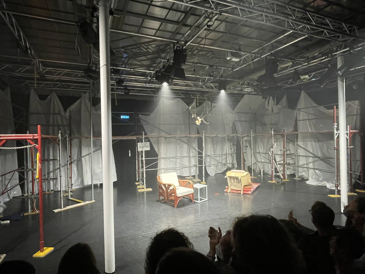 LandauDaniel's tweet photo. Komposition: B. Fleischmann, Bühne und Kostüme: Devi Saha, Licht und Ton: Julian Vogel
Das alles rundet die mehr als gelungene Produktion ab.
Nach der heutigen Uraufführung noch zu sehen, an einigen Terminen bis Anfang Dezember.
Im #OffTheater in Wien Neubau 👍👏😍 https://t.co/V3o5n5fBZU