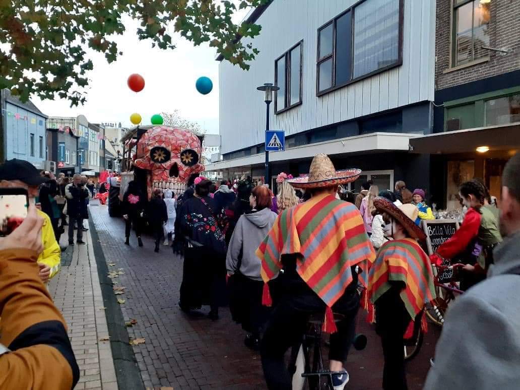 Mexikans's tweet photo. Festival ”Día de los muertos” y exposición de Frida Kahlo
Ciudad de Drenthe, Países Bajos. https://t.co/vaR5Cegx5q