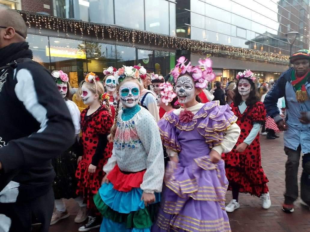 Mexikans's tweet photo. Festival ”Día de los muertos” y exposición de Frida Kahlo
Ciudad de Drenthe, Países Bajos. https://t.co/vaR5Cegx5q