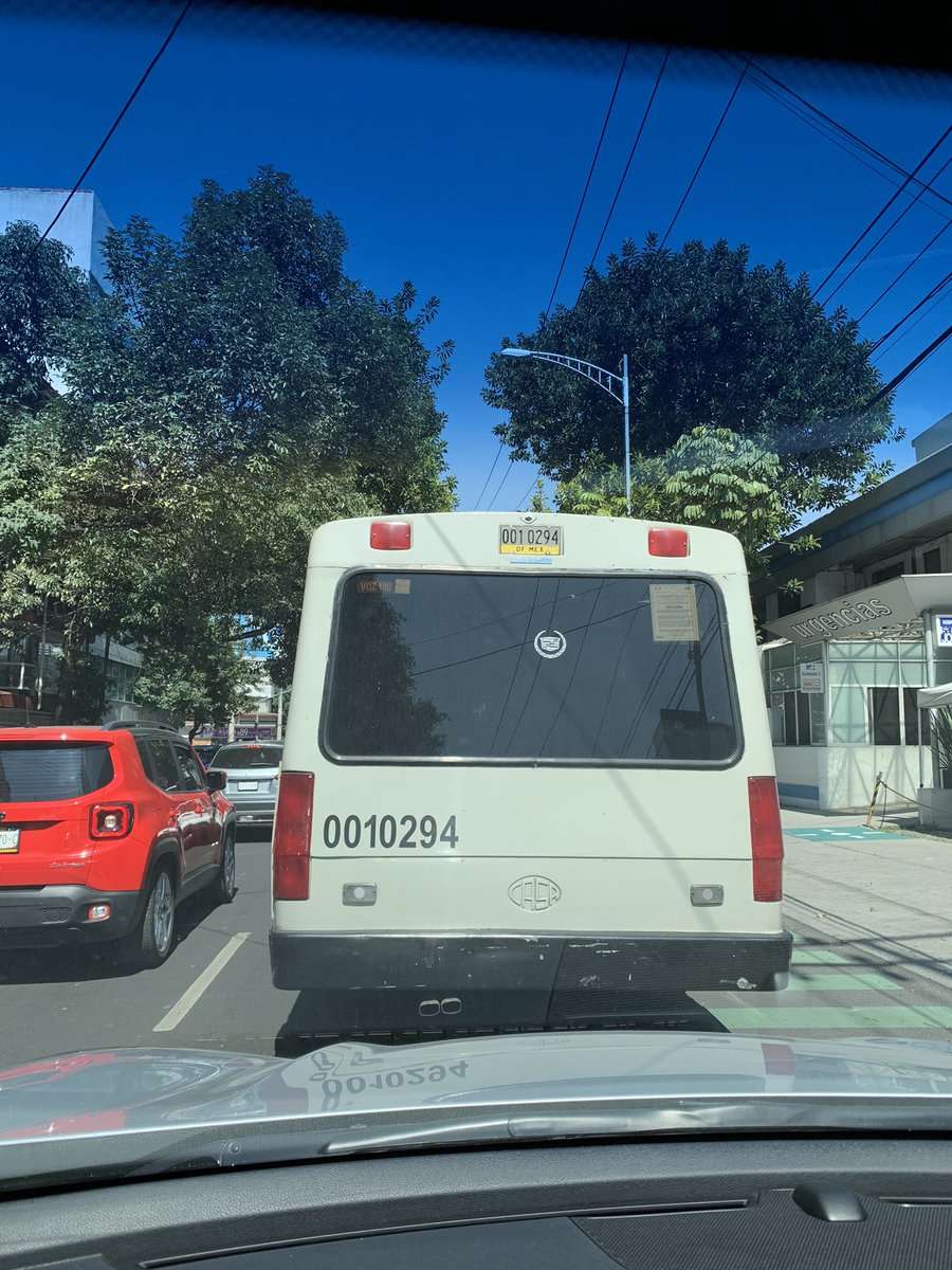 gridet's tweet image. @LaSEMOVIeste microbús circula sin luces de ALTO.