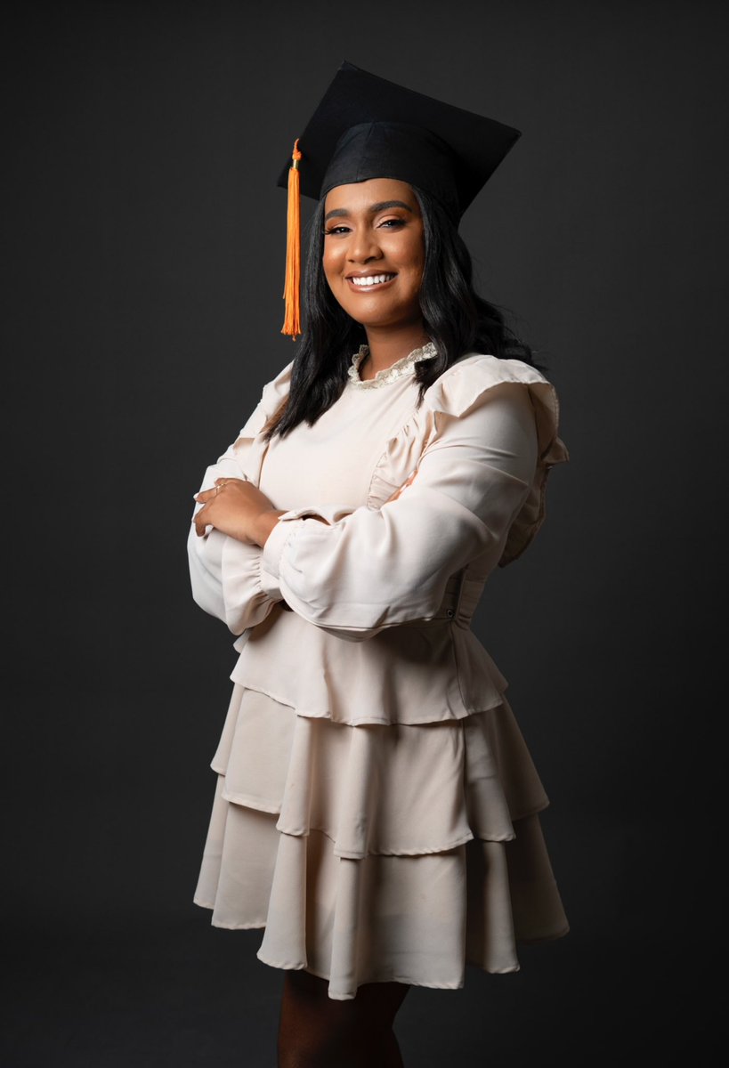 deazayuleisy's tweet photo. buenasss, pasó por aquí a decirles que ayer me gradué.✨♥️🎓
-Licenciada en Negocios Internacionales #summacumlaude #orgullounapec https://t.co/KCFYbs7zN6