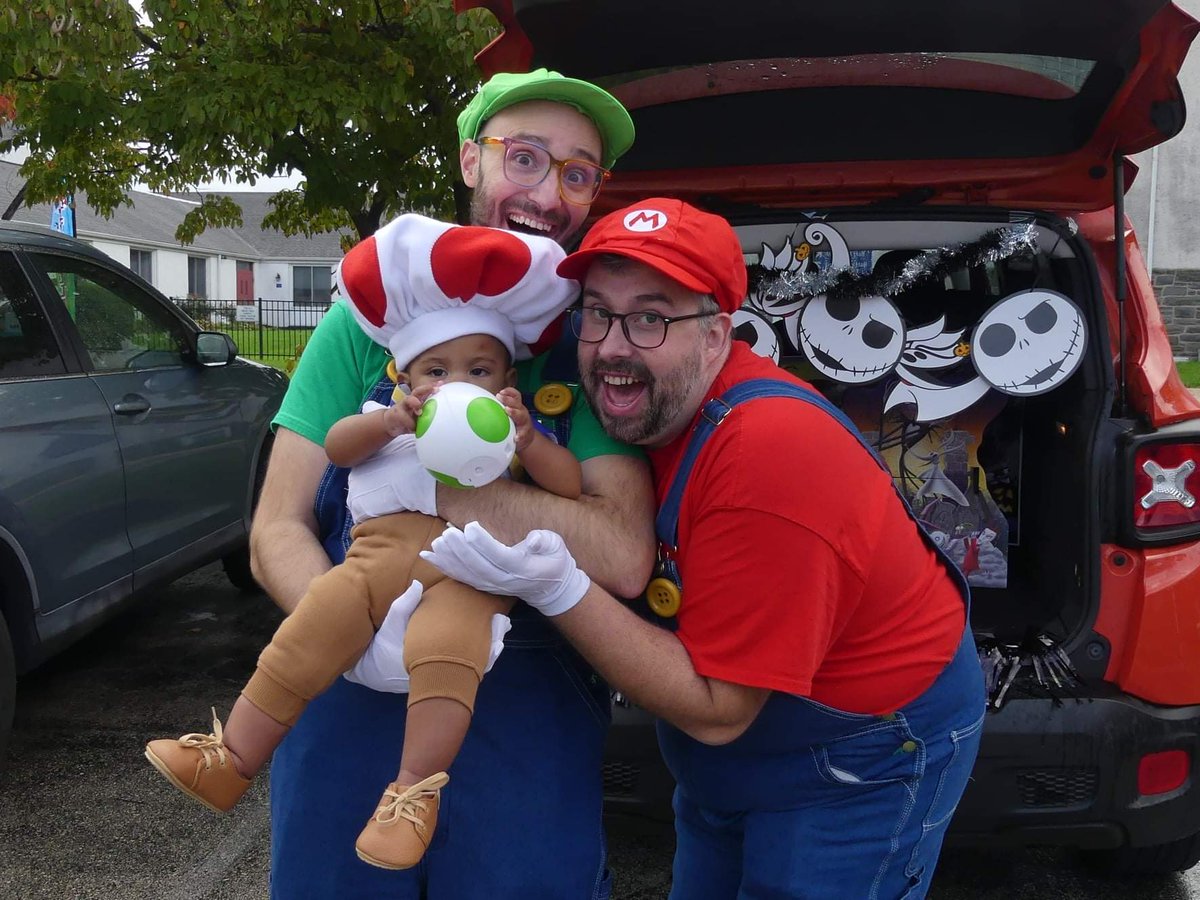 MarplePres's tweet photo. Thanks to all who made our very first Trunk or Treat a delightful success.  What a fun time being with each other and our community!  The pumpkin painting and T-Rex who made balloon animals were particularly fun. https://t.co/Yyrn7iAD86