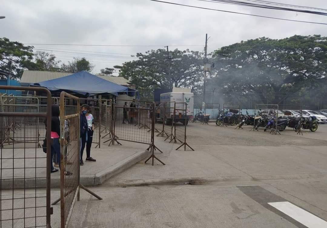 InfrmateEcuado1's tweet photo. 🔴 #InformateEcuador
Balacera en la #PenitenciariaDelLitoral 💣
Dejó 3 presos muertos, 3 heridos y un camión de alimentos saqueado. https://t.co/OTADaVV4Rr