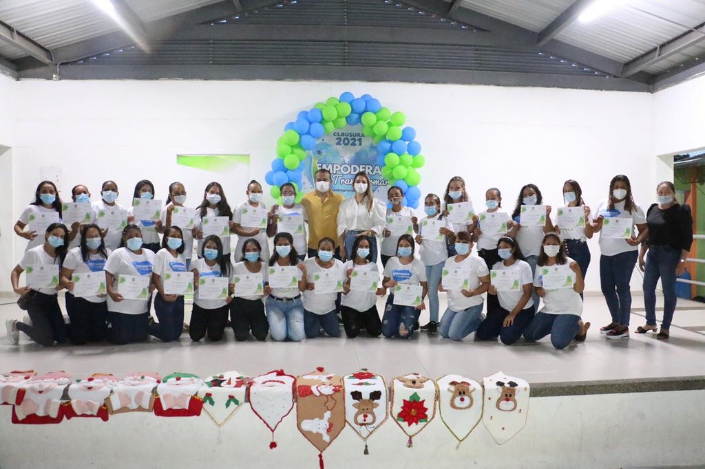AlcaldiaSahagun's tweet photo. #EmpoderarParaTransformar | Gestión Social empoderó a 30 mujeres del barrio Simón Bolívar. 

Las mujeres se certificaron en competencias laborales para la promoción del emprendimiento en lencería navideña.  

Más detalles👉🏻 https://t.co/m2EWKCA49F https://t.co/6kDQhylJt0