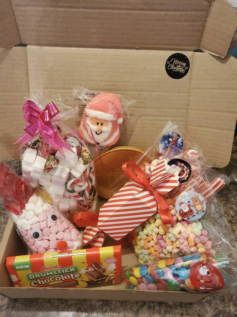 Giovanni_Retail's tweet photo. Excited to share the latest addition to my #etsy shop: Xmas Boxes Christmas Boxes WITH Surprise Cracker #xmas #pickamix #sweetbox #giftboxes #gifts #chocolate #sweets #surpeisecrackers #marshmellow #FollowUs https://t.co/qst9v1gV50 https://t.co/mYDzUD9YWQ