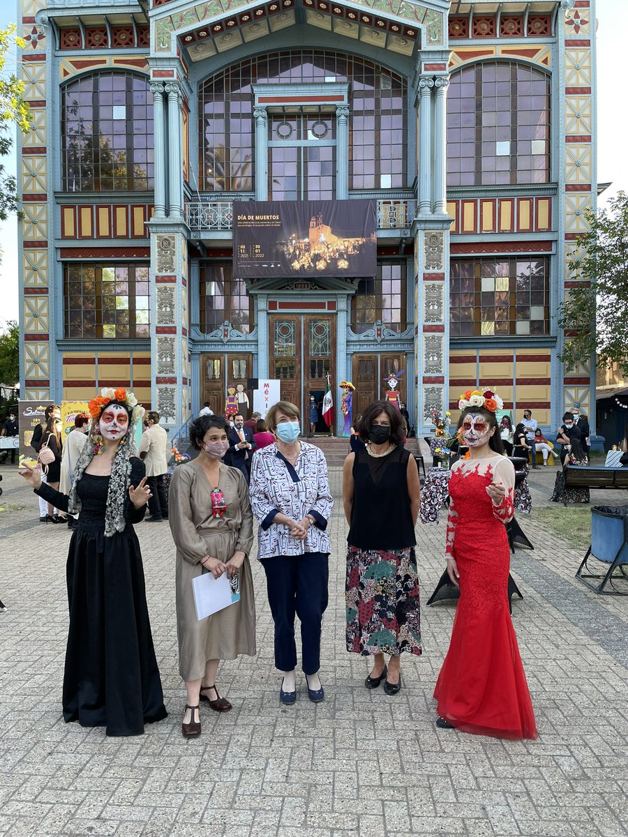 culturas_cl's tweet photo. Ministra @Consuelovaldesc asiste a la inauguración de la exposición “Día de muertos” en el Museo @artequin, de los artistas Marco Bautista Márquez (México) y Ángel Cristi Berrios (Chile). https://t.co/U2y6UY0dX6