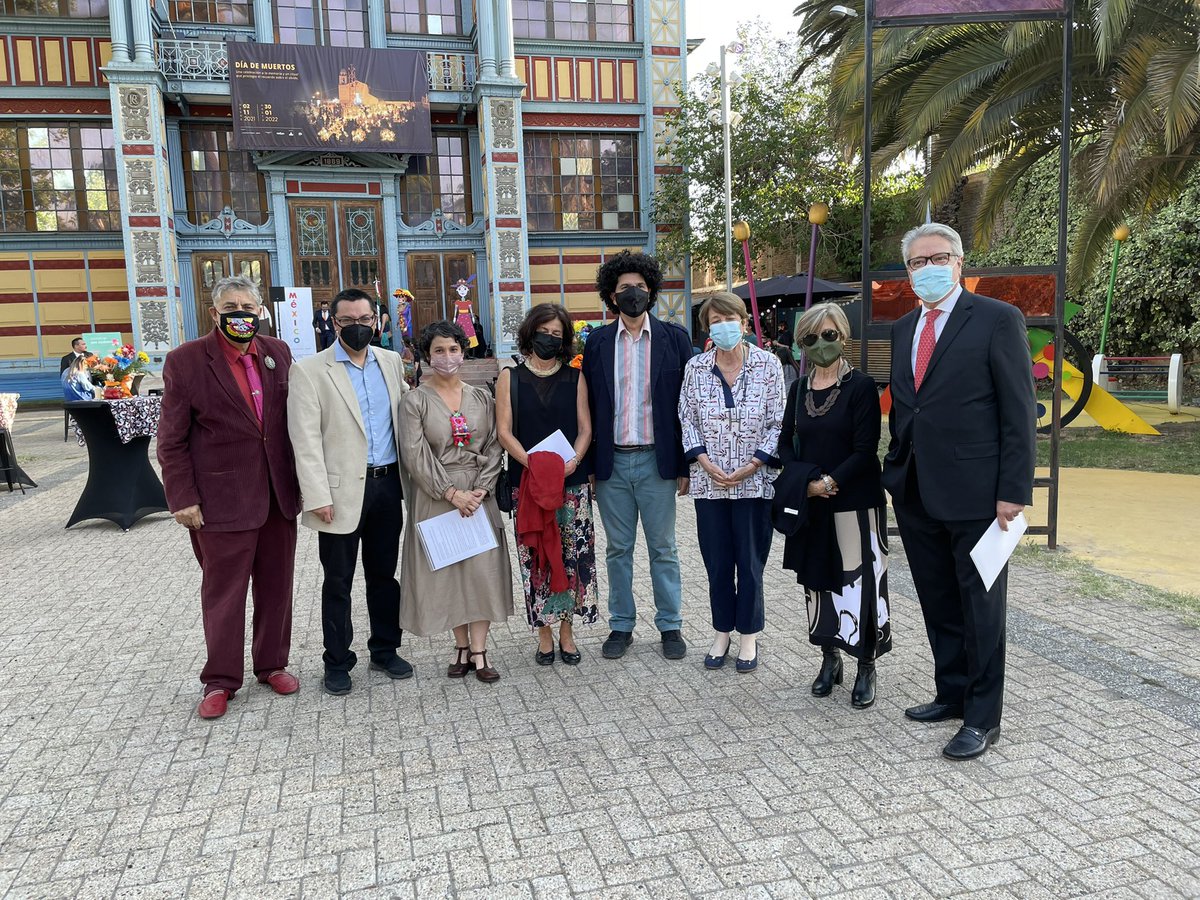 culturas_cl's tweet photo. Ministra @Consuelovaldesc asiste a la inauguración de la exposición “Día de muertos” en el Museo @artequin, de los artistas Marco Bautista Márquez (México) y Ángel Cristi Berrios (Chile). https://t.co/U2y6UY0dX6