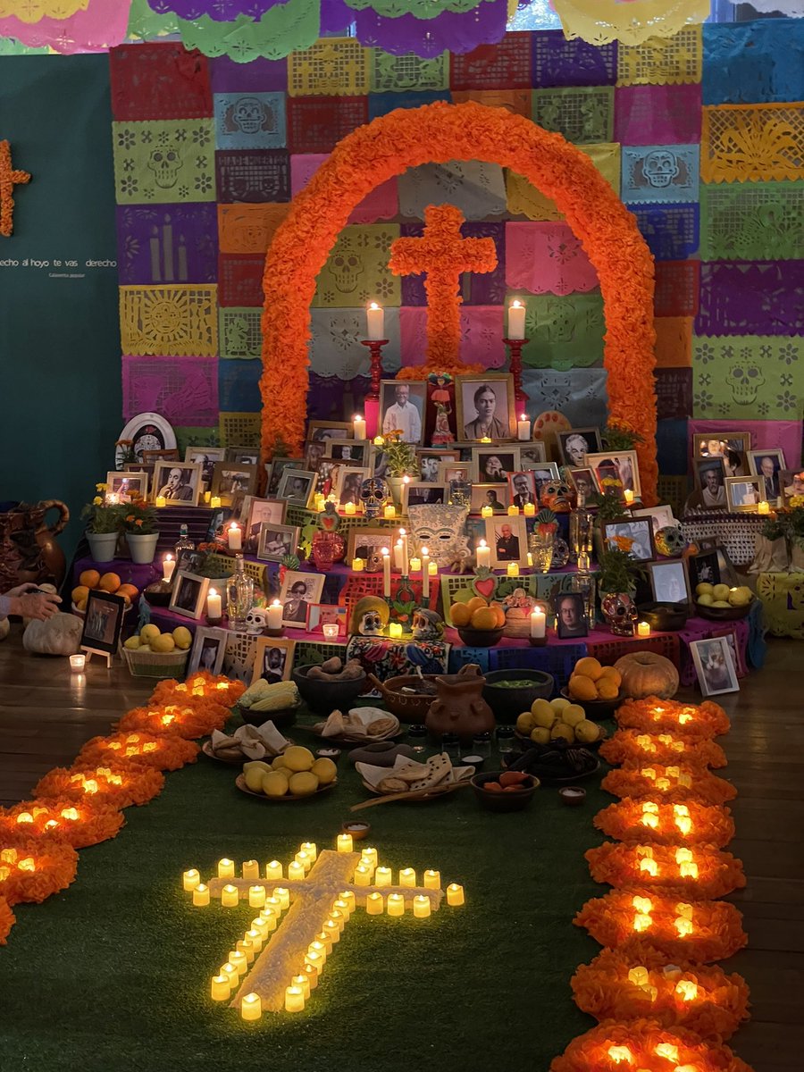 culturas_cl's tweet photo. Esta muestra fotográfica y audiovisual, que reúne el trabajo de dos artistas, busca entender y representar el ciclo de la vida y la muerte, haciendo convivir su lado onírico y su parte más terrenal. https://t.co/zPshqViW9H
