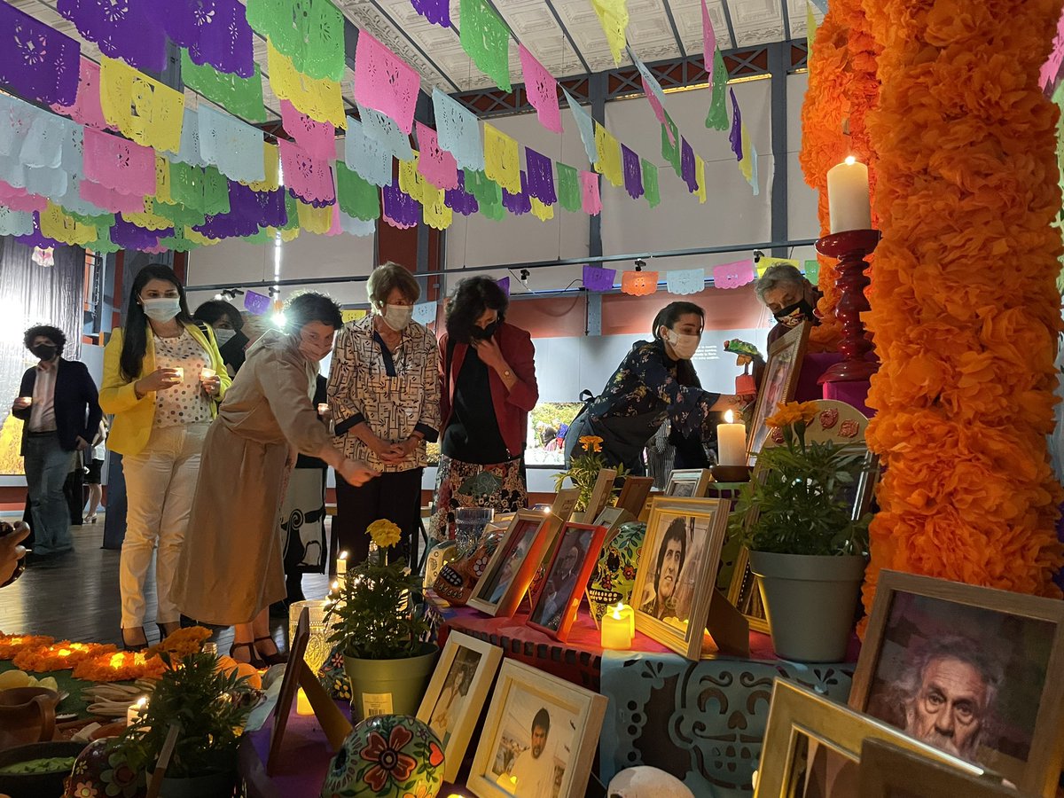 culturas_cl's tweet photo. Esta muestra fotográfica y audiovisual, que reúne el trabajo de dos artistas, busca entender y representar el ciclo de la vida y la muerte, haciendo convivir su lado onírico y su parte más terrenal. https://t.co/zPshqViW9H