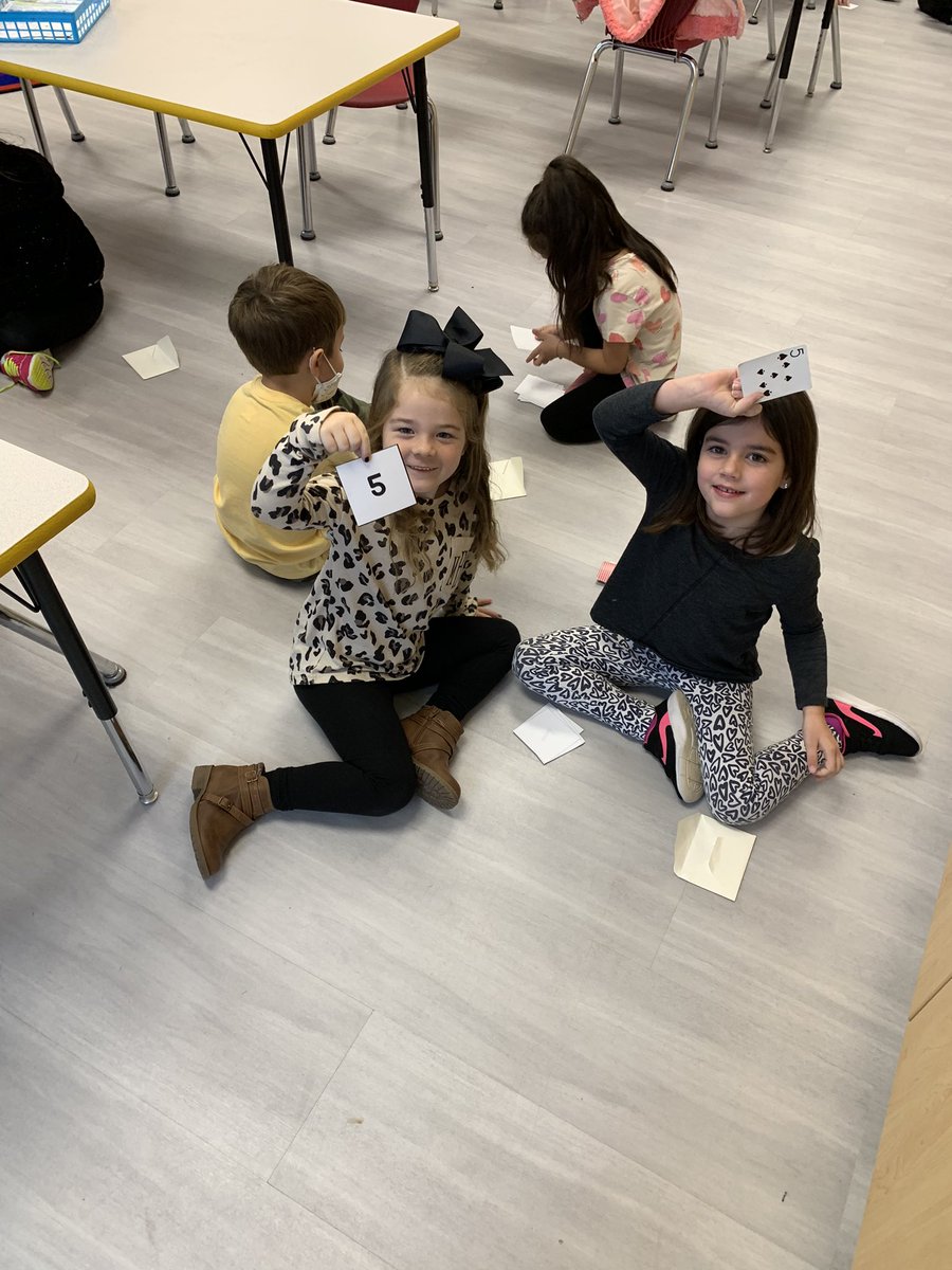 MsErinRobinette's tweet photo. Comparing numbers in kindergarten! 
#otterlyAwesome @plainviewElem #excellenceIsInPlainview https://t.co/3LFY2l1Zcq