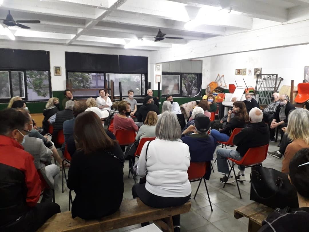 JuliCappa7's tweet photo. ✋ • ¡BASTA DE GALPONES Y TALLERES CLANDESTINOS!.

AYER acompañamos una reunión vecinal de ciudadanos y ciudadanas de la zona Norte de Flores, en la Parroquia Ntra. Sra. de la Visitación. Estuvieron presentes Legisladores de la Ciudad e integrantes de la Junta Comunal N° 7. https://t.co/IznIO9Q5z3